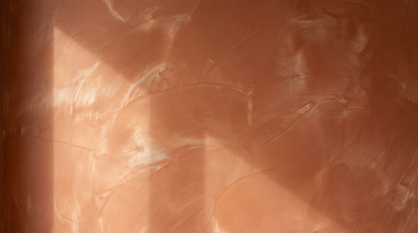 Spachteltechnik und Stucco veneziano — Wandoberfläche in warmen Terracotta-Tönen